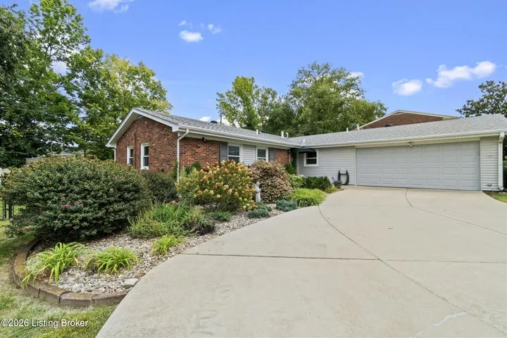 121 Blue Fields Rd, Louisville, KY